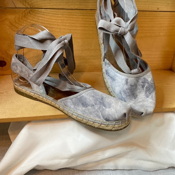 Shoes - Toms gladiator flats gray ombré suede and fabric with raffia trim around sole